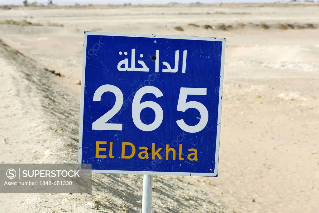 Sign, distance, near Farafra Oasis, White Desert, Western Desert, Egypt, Africa