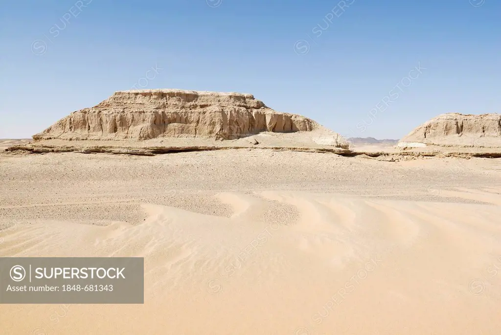 Desert landscape with sand dunes between Dakhla Oasis and Kharga Oasis, Western Desert, Egypt, Africa