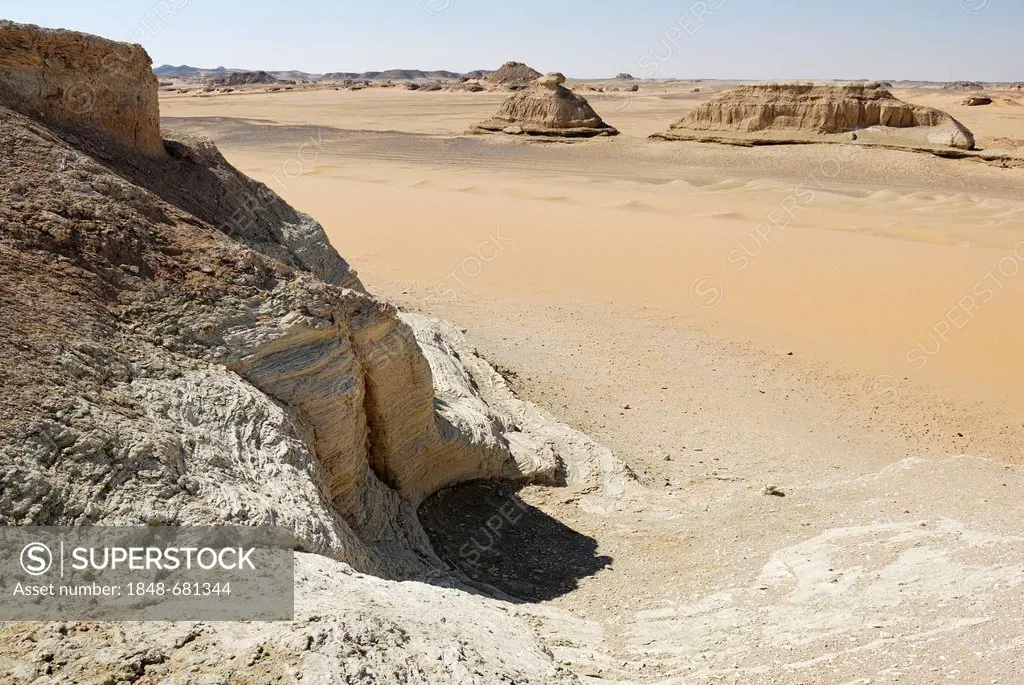 Rock formations and desert landscape between Dakhla Oasis and Kharga Oasis, Western Desert, Egypt, Africa