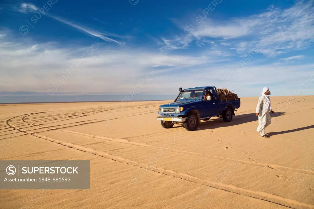 Bedouin with a Jeep in the Libyan Desert, Erg Murzuq, Libya, Sahara, North Africa, Africa