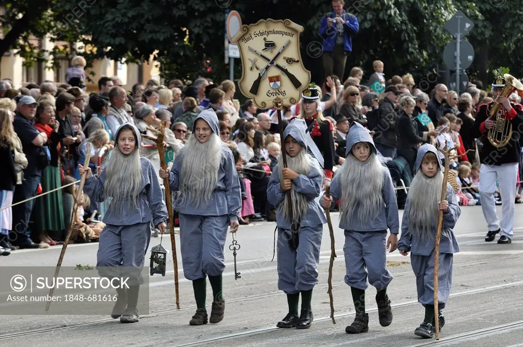 Uniformierte Schuetzenkompanie Groedig Riflemen Association, Traditional Costume and Riflemen's parade, opening of the Oktoberfest festival 2010, Muni...