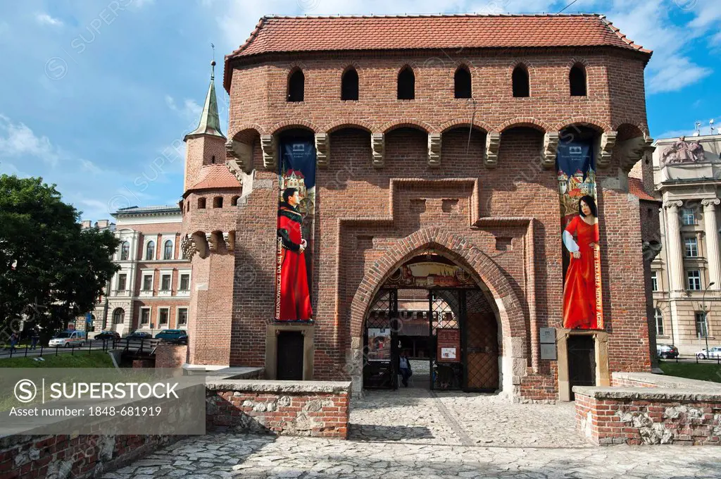 Kraków barbican city gate, UNESCO World Heritage Site, Krakow, Malopolska, Poland, Europe, PublicGround