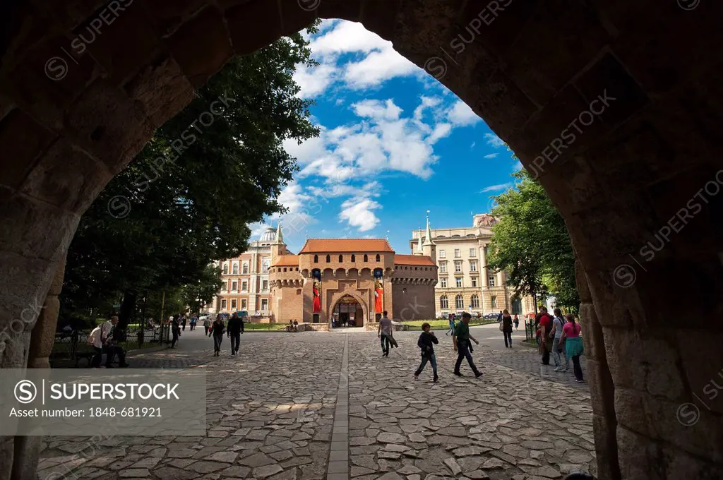 Kraków barbican city gate seen through the St. Florian's Gate or Brama Florianska, UNESCO World Heritage Site, Krakow, Malopolska, Poland, Europe, Pub...