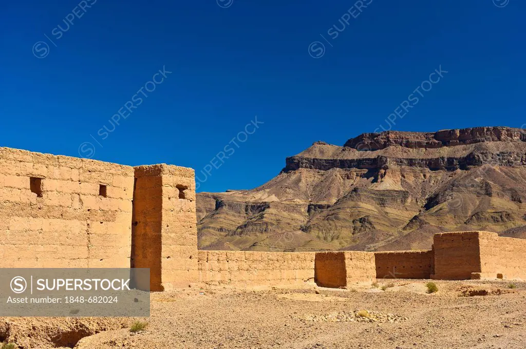 Taouirt Kasbah, mud fortress, mud brick buildings of the Berber tribes, Tighremt, Draa Valley, Southern Morocco, Morocco, Africa
