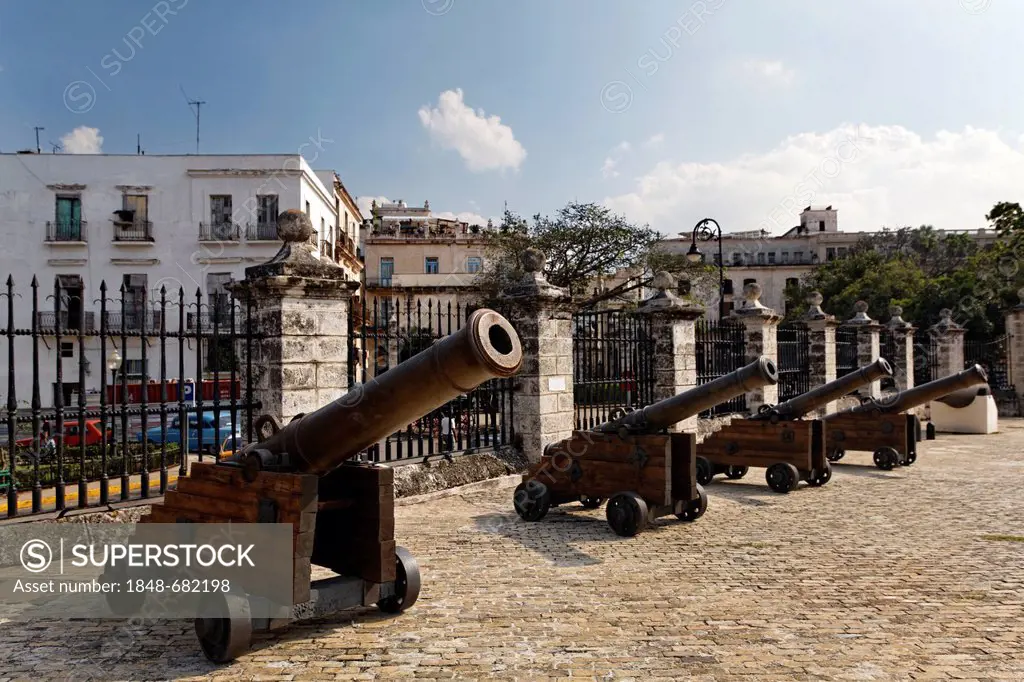 Cannon, Castillo de la Real Fuerza, Spanish fortress, O'Reilly Street, Villa San Cristobal de La Habana, old town, La Habana, Havana, UNESCO World Her...