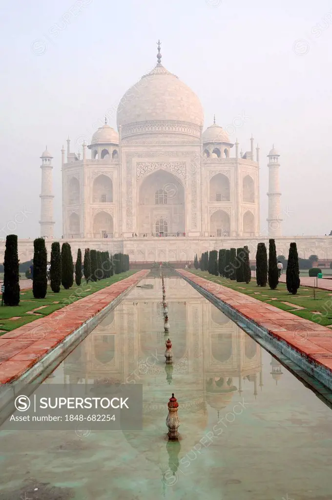 Taj Mahal, mausoleum, built by Mughal emperor Shah Jahan in memory of his third wife, Mumtaz Mahal, who died in 1631, UNESCO World Heritage Site, Agra...