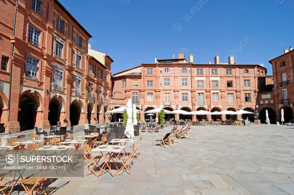Street cafe, Place Nationale square, Montauban, Departement Tarn-et-Garonne, Midi-Pyrenees, France, Europe