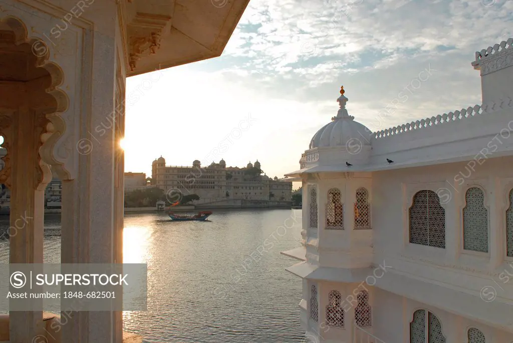 Taj Lake Palace Heritage Hotel and City Palace, Lake Pichola, Udaipur, Rajasthan, North India, India, Asia
