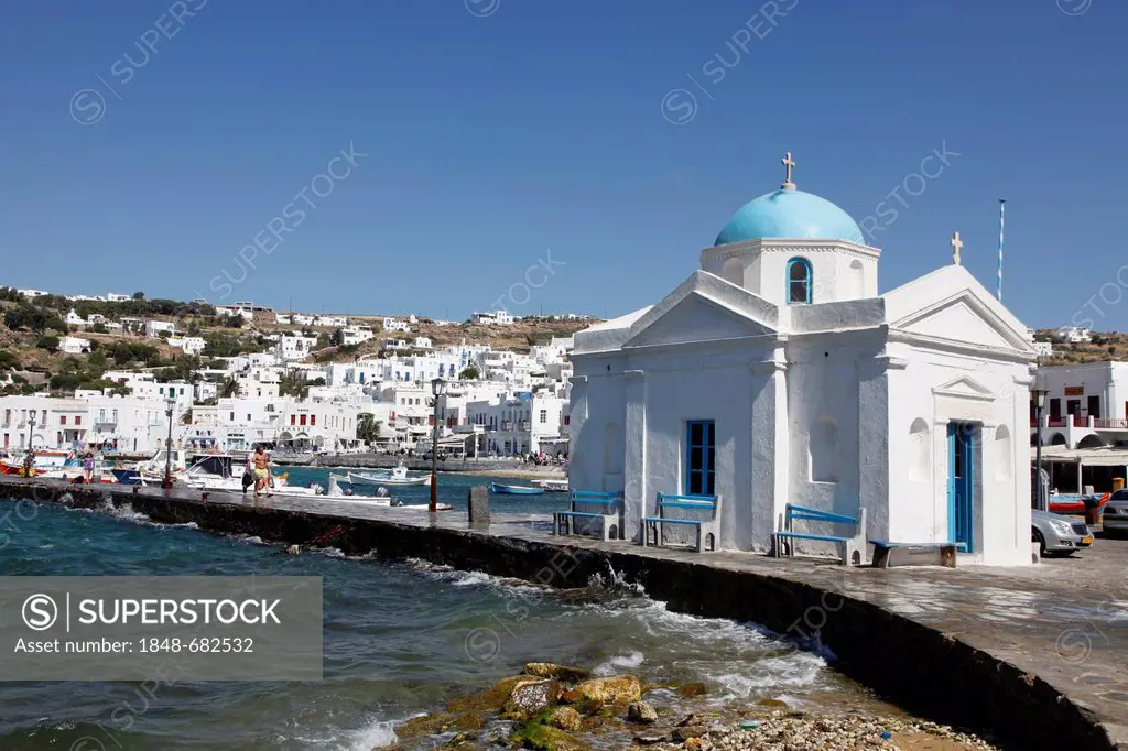 Church in the Bay of Mykonos, fishing harbor, old town, Mykonos, Greece, Europe