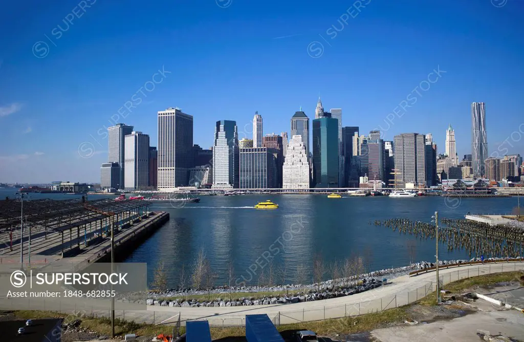 View from Brooklyn on the Manhattan skyline, Wall Street, South Street Seaport, East River, Manhattan, New York, USA