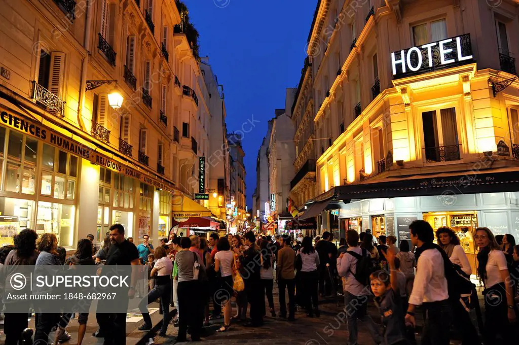 Night shot, tourists, Albe Hotel, brasserie, cafe, Cité Michel, Paris, France, Europe