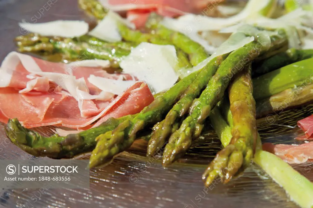 Green asparagus with Serrano ham