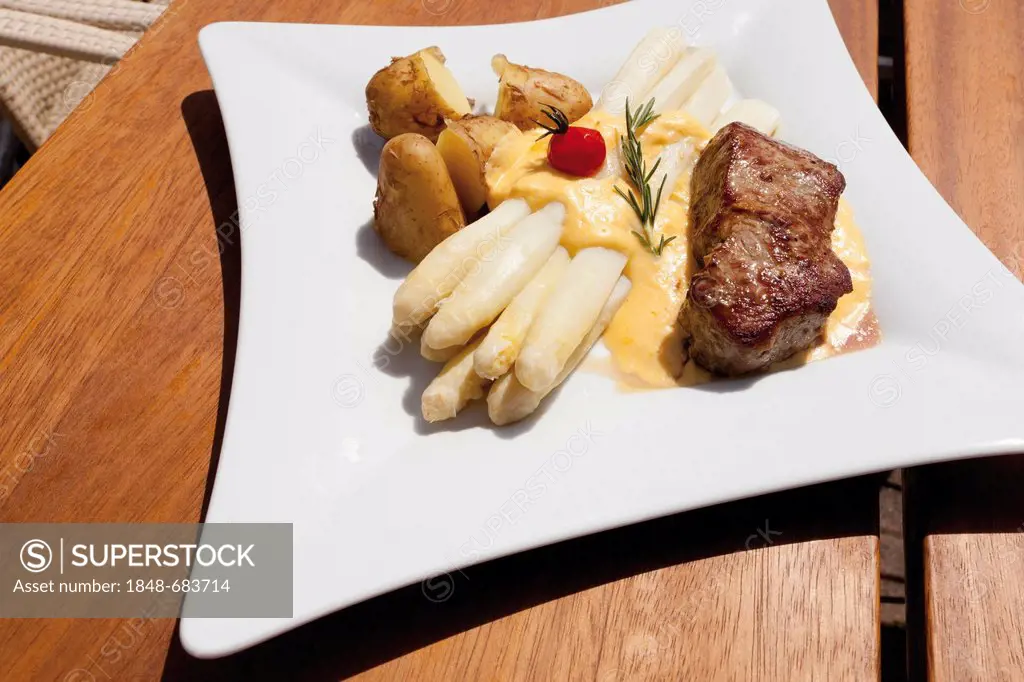 Veal loin steak with asparagus, Hollandaise sauce and potatoes cooked in skin