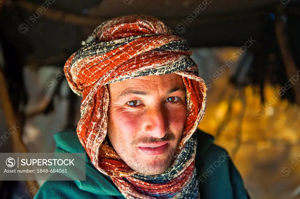 Nomad, Berber wearing a turban, portrait, southern Morocco, Anti-Atlas Mountains, southern Morocco, Morocco, Africa