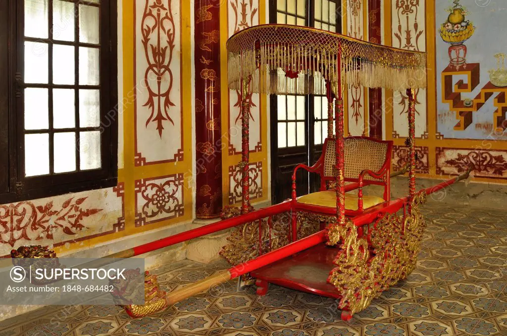 The Emperor's litter or sedan in the citadel, Mandarin halls, Hoang Thanh Imperial Palace, Forbidden City, Hue, UNESCO World Heritage Site, Vietnam, A...