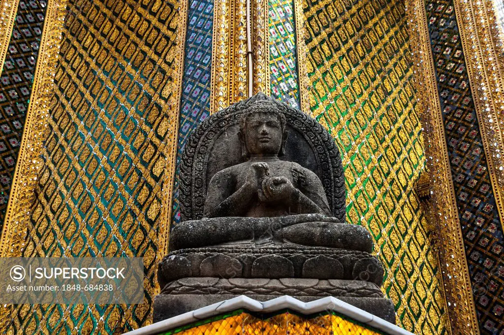 Buddha statue, Wat Phra Kaeo or Temple of the Emerald Buddha, Grand Palace or Royal Palace, Bangkok, Thailand, Asia