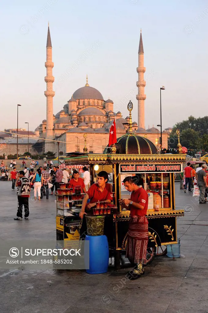 Food stall in front of Yeni Camii, The New Mosque or Mosque of the Valide Sultan, Eminoenue district, Istanbul, Turkey