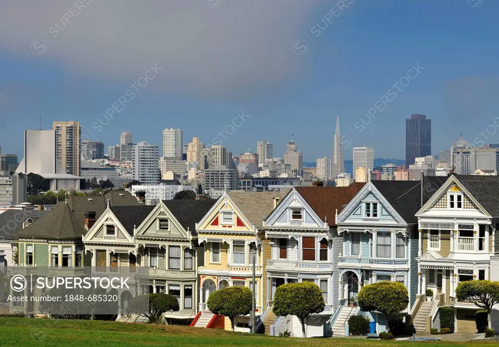 Painted Ladies, Victorian, multi-coloured wooden houses in front of the skyline with the Transamerica Pyramid, Steiner Street, Alamo Square, San Franc...
