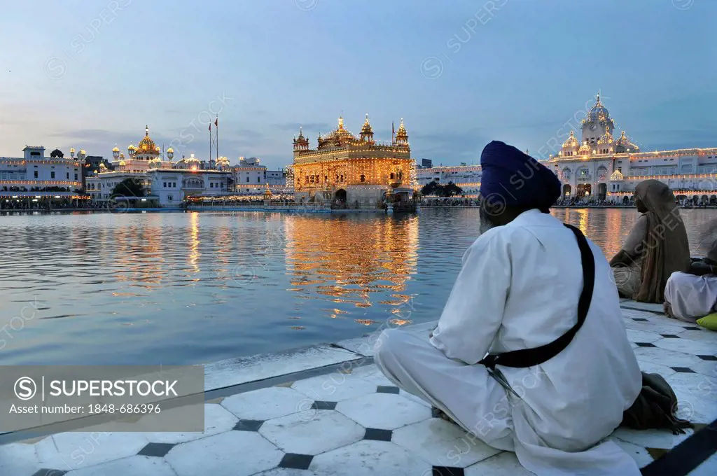 Sikhs in front of the Sikh sanctuary Harmandir Sahib or Golden Temple in the Amrit Sagar, lake of nectar, Amritsar, Punjab, North India, India, Asia