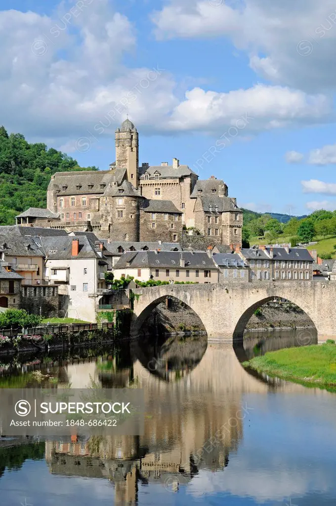Pont sur le Lot bridge, River Lot, chateau, castle, reflection, Via Podiensis or Chemin de St-Jacques or French Way of St. James, UNESCO World Heritag...