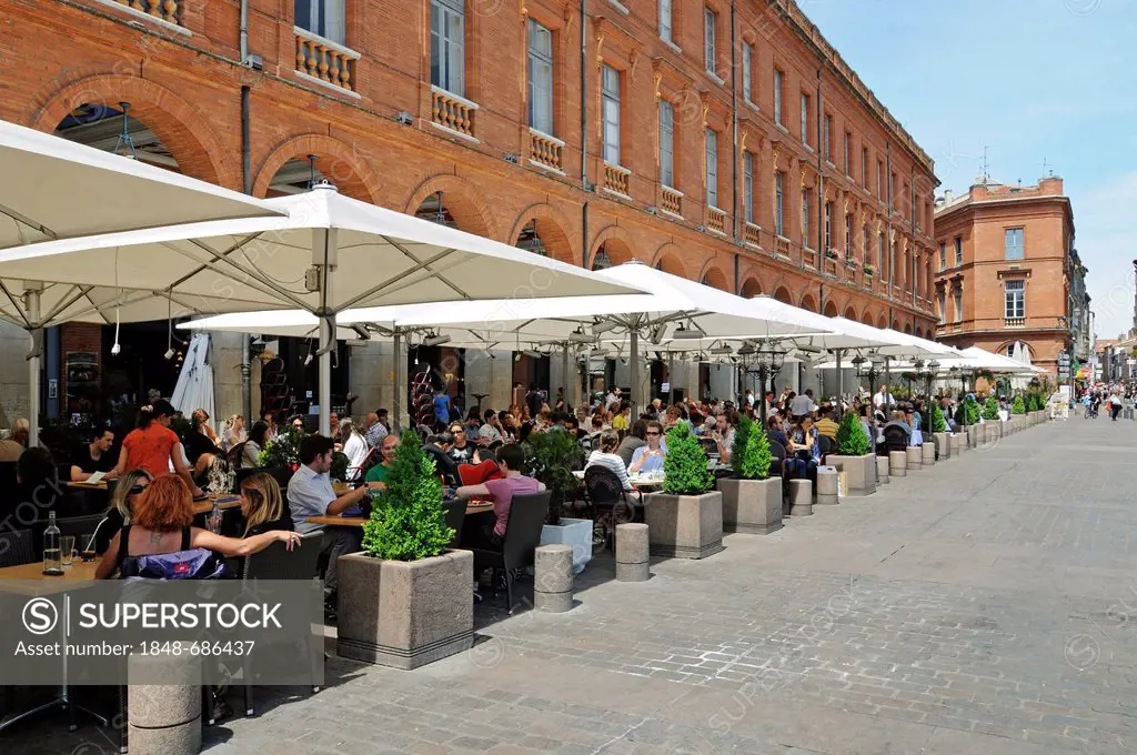 Street cafe, Place du Capitole square, Toulouse, Departement Haute-Garonne, Midi-Pyrenees, France, Europe