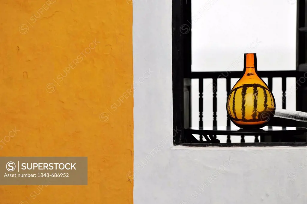 Vase, window, Fort Terekhol, Heritage Hotel, Terekhol, Goa, South India, India, Asia