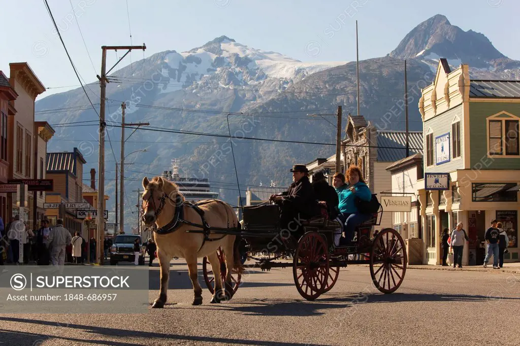 Horse-drawn carriage in historic Skagway, Broadway, Pacific ocean coast, White Pass, southeast Alaska, USA, Amerika