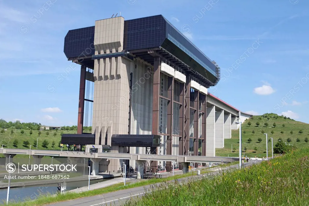 Boat lift of Strepy-Thieu, Canal du Centre, UNESCO World Heritage Site, Province Hainaut, Wallonia or Walloon Region, Belgium, Europe