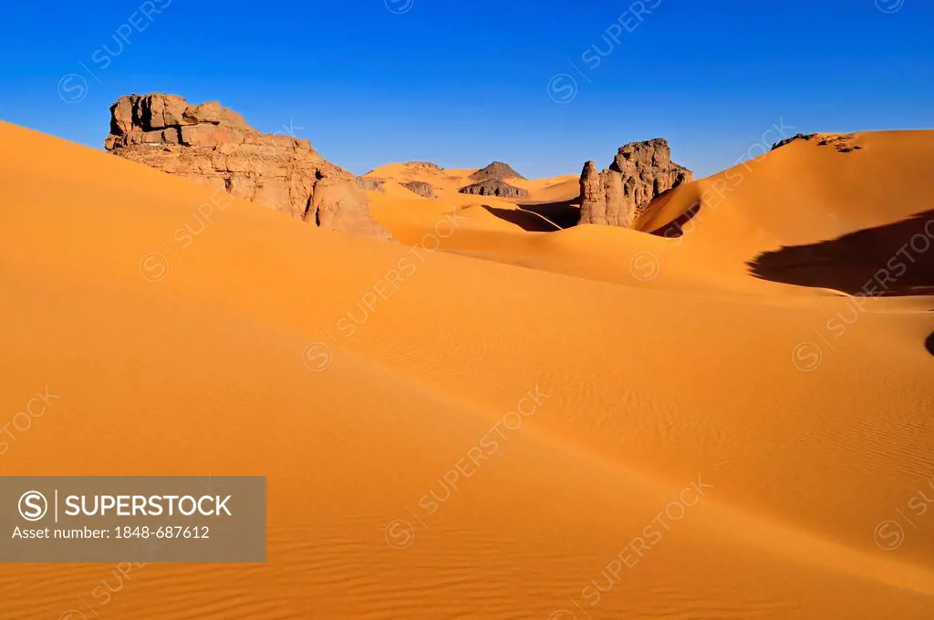 Sandstone rock formation in the dunes of Moul N'Aga, Tadrart, Tassili n'Ajjer National Park, Unesco World Heritage Site, Algeria, Sahara, North Africa