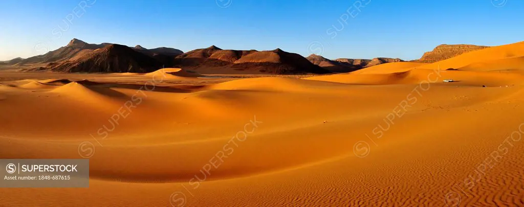 Dunes Noires sand dunes at Tadrart, Tassili n'Ajjer National Park, Unesco World Heritage Site, Algeria, Sahara, North Africa