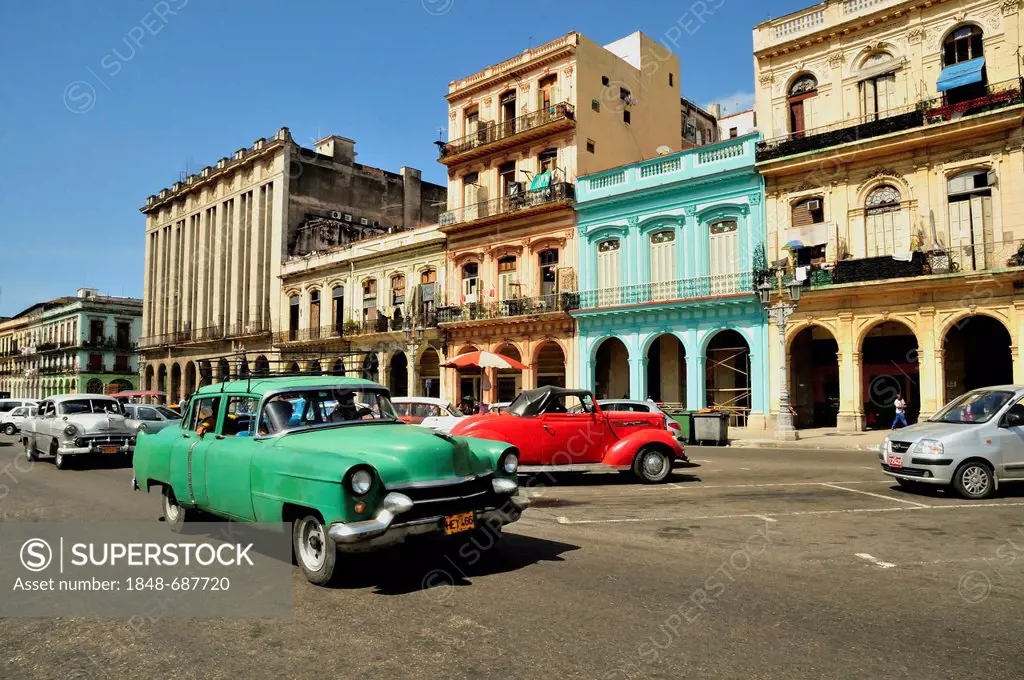 Vintage car in front of buildings with colourful facades, Habana Vieja, Old Havana, Havana, Cuba, Caribbean