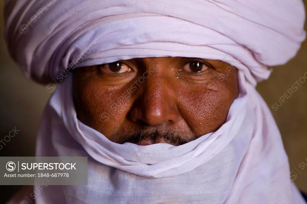 Indigenous Tuareg man, portrait, Algeria, Africa