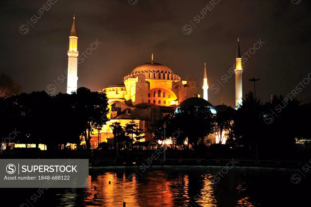 Hagia Sophia, former Byzantine church, then mosque and now a museum, at night, Istanbul, Turkey, Europe