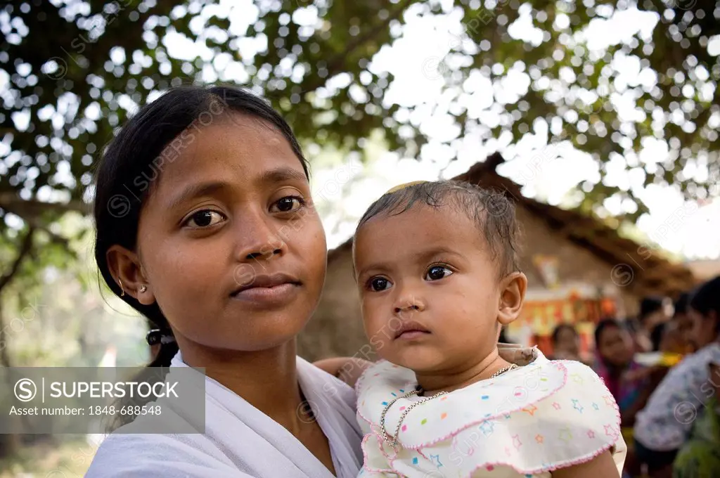 Woman with infant, vaccination campaign for children by the German Doctors for Developing Countries in Calcutta, Kolkata, West Bengal, India, Asia