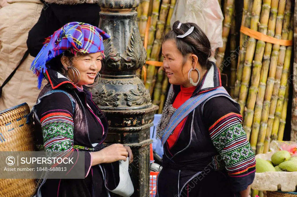 Two women at the market in Sapa or Sa Pa, Black Hmong ethnic group, ethnic minority, northern Vietnam, Vietnam, Asia