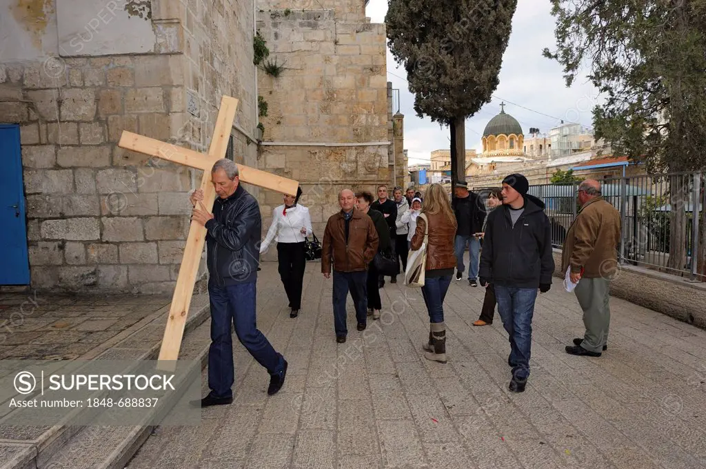Russian pilgrims with cross on the Via Dolorosa, Arab Quarter in the old town of Jerusalem, Israel, Middle East
