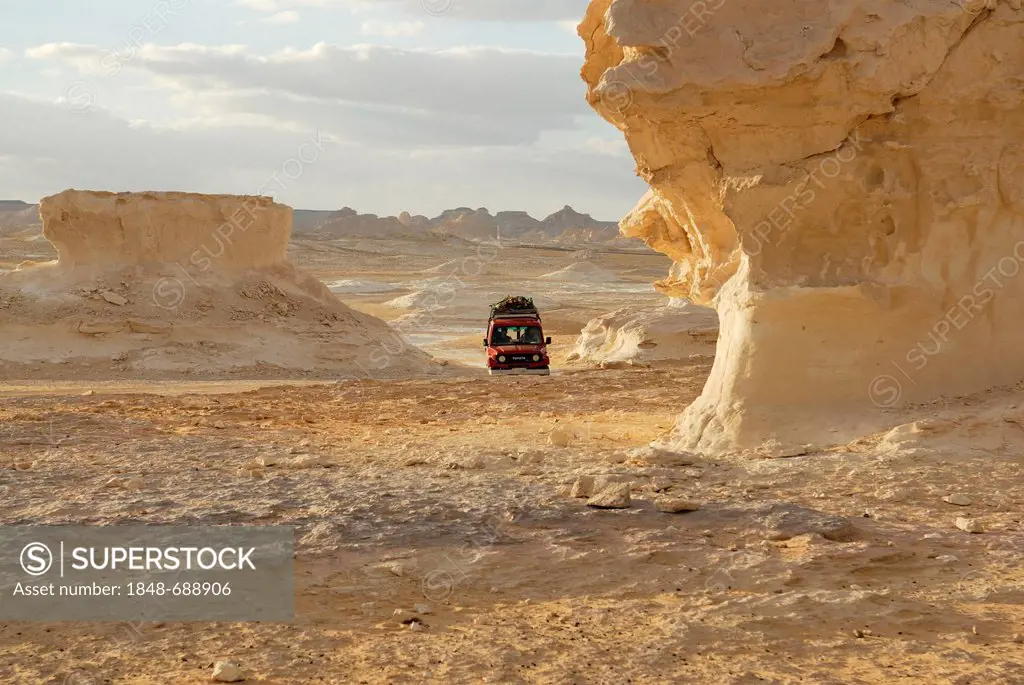 Four wheel drive vehicle, limestone rock formations, White Desert, Farafra Oasis, Western Desert, Egypt, Africa