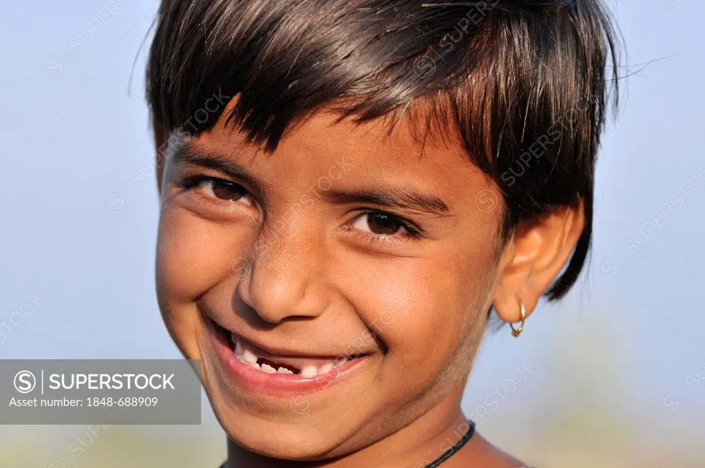 Girl with missing teeth, portrait, Orchha, Madhya Pradesh, northern India, India, Asia