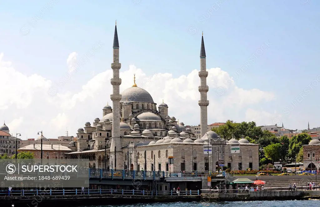 Yeni Cami or New Mosque, and Galata Bridge or Galata Koepruesue, Golden Horn, Halic, Bosphorus, Bogazici, Istanbul, Turkey