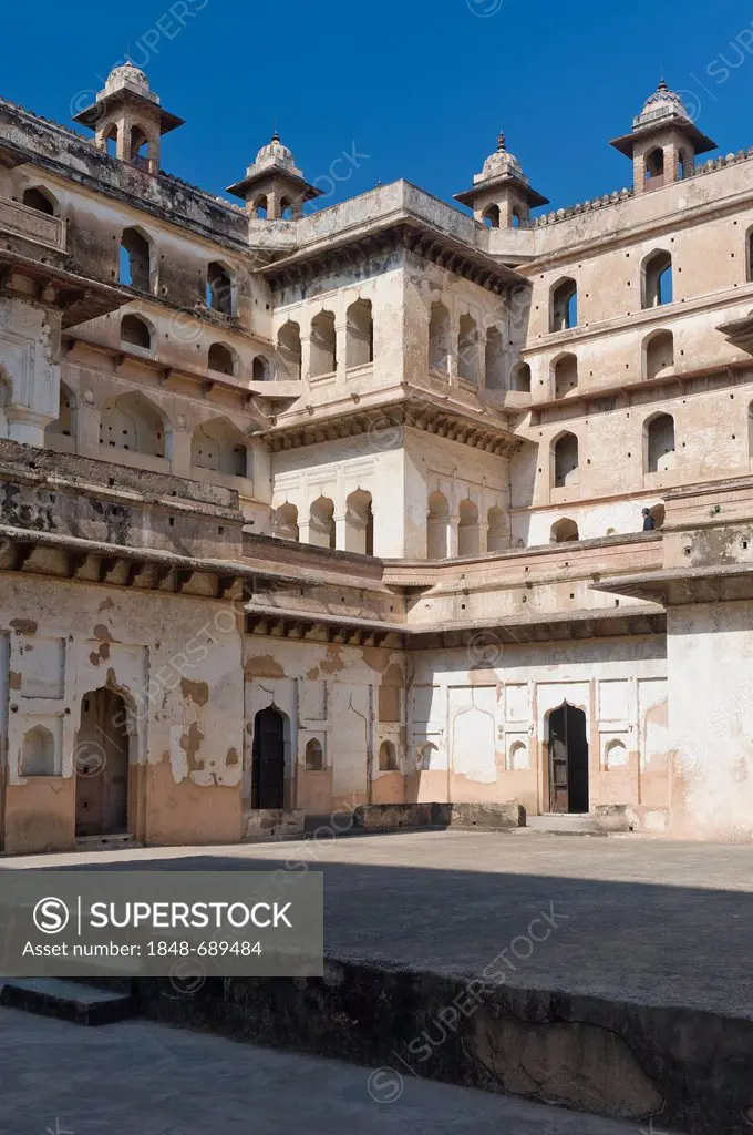 Courtyard, Raj Mahal Palace, Orchha, Madhya Pradesh, North India, India, Asia