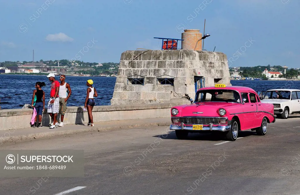 Vintage car on the Malecón esplanade, Havana, Cuba, Caribbean
