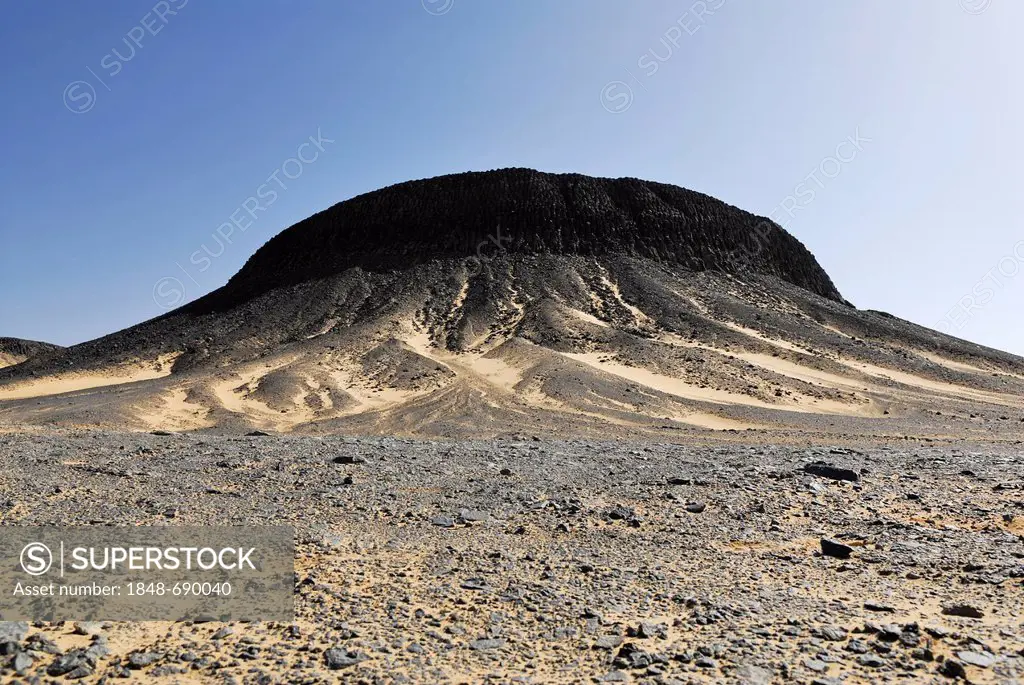 Witnesses Mountain, Black Desert, near the Bahariya Oasis, Western Desert, Egypt, Africa
