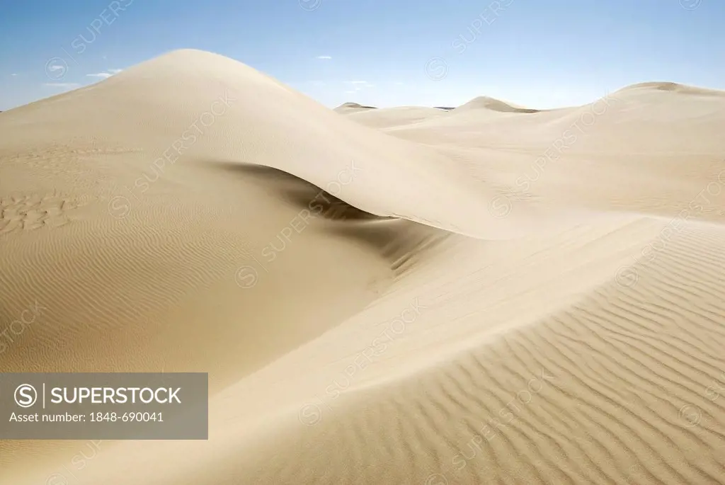 Sand dunes between Al Fayoum Oasis and Bahariya Oasis, Western Desert, Egypt, Africa