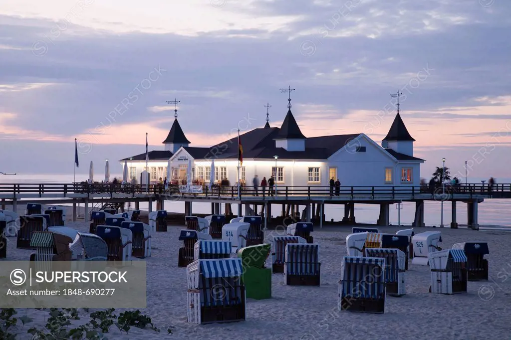 Pier, dusk, Ahlbeck seaside resort, Kaiserbad, Usedom, Baltic Sea, Mecklenburg-Western Pomerania, Germany, Europe