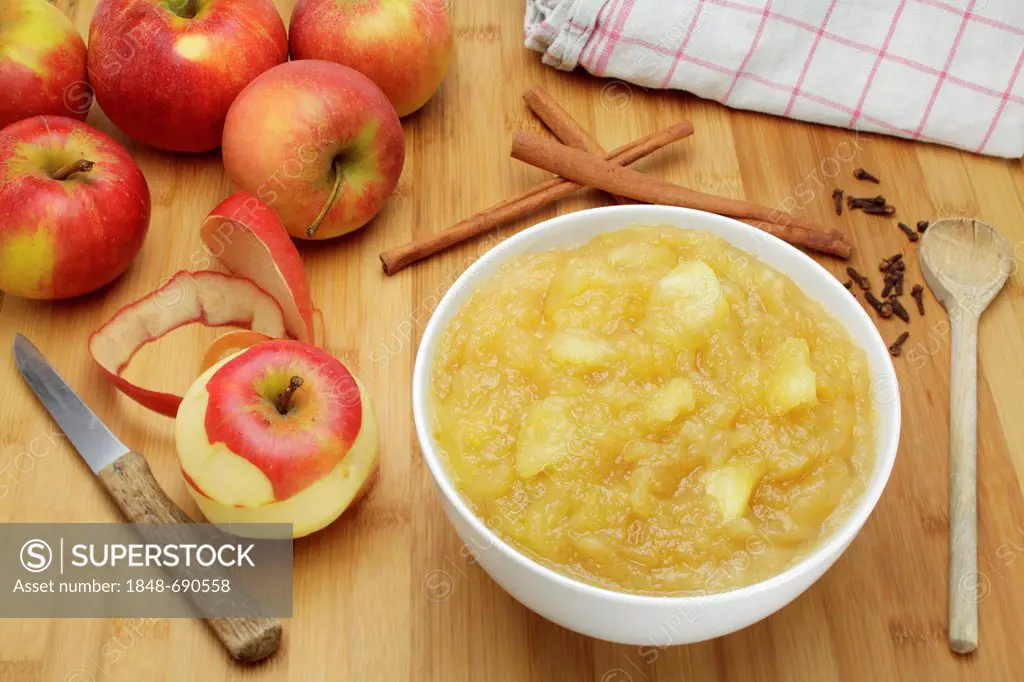 Apple sauce and ingredients