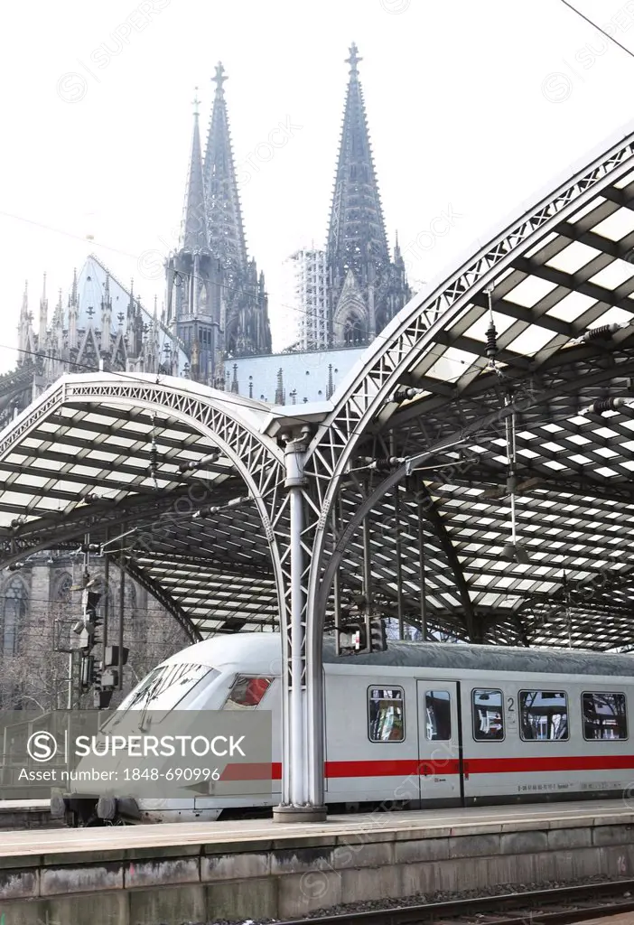 ICE train in Cologne Central Railway Station, Cologne, North Rhine-Westphalia, Germany, Europe