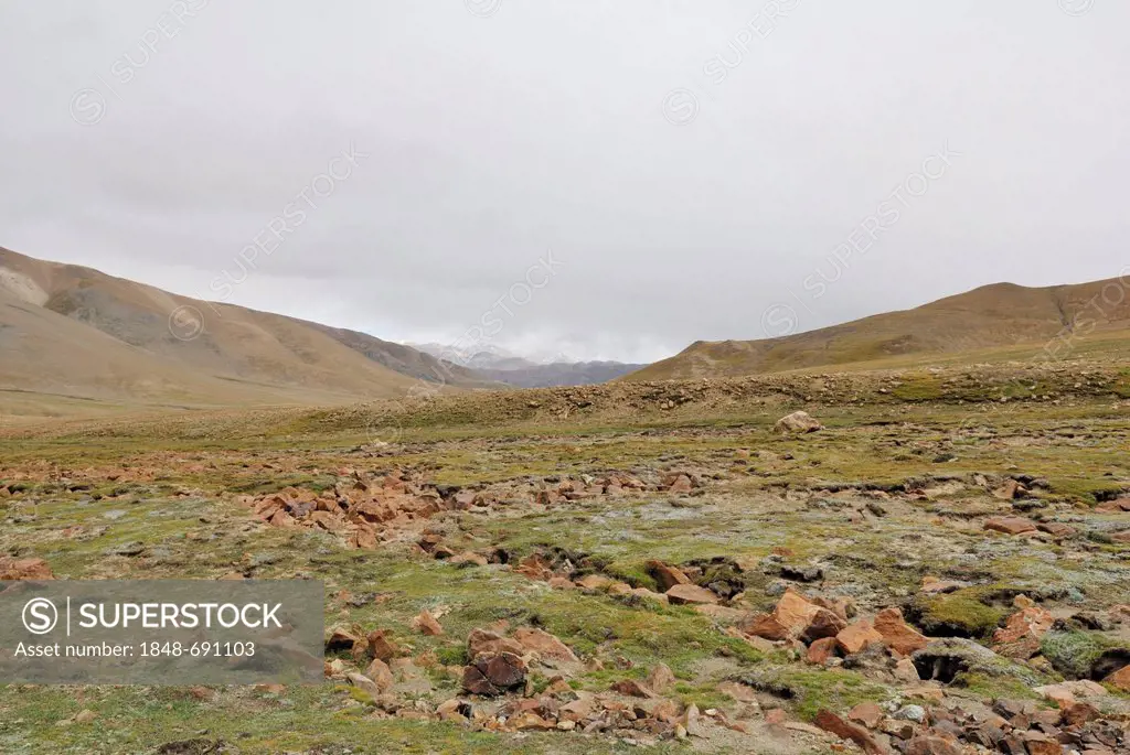 Barren mountain landscape near the Lamma La Pass, Himalayas, Tibet, China, Asia