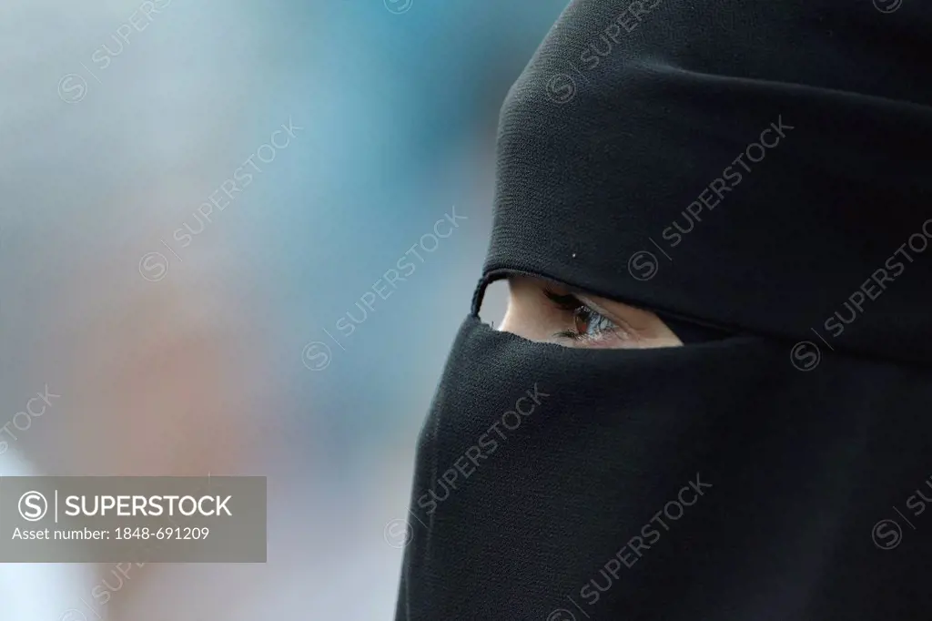 Veiled woman listening to a sermon of the Salafi Pierre Vogel on 29.05.2011 in Koblenz, Rhineland-Palatinate, Germany, Europe