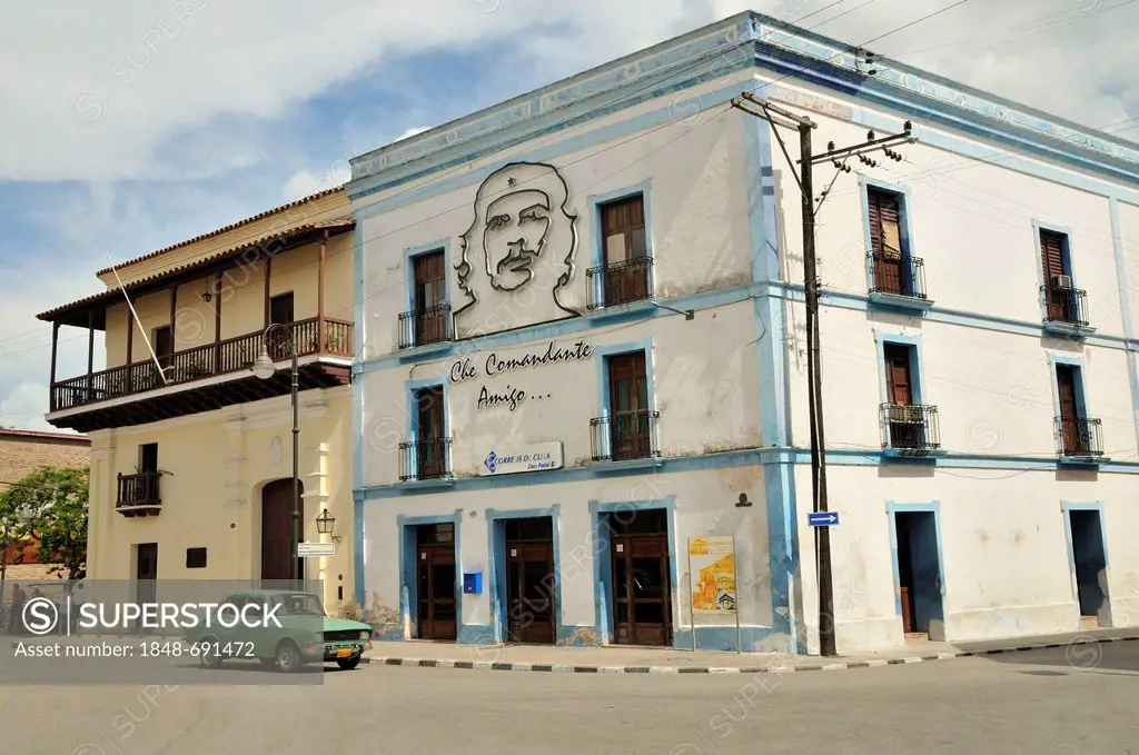 Image of Ernesto Che Guevara on a house facade, revolutionary propaganda, Camagueey, Cuba, Caribbean