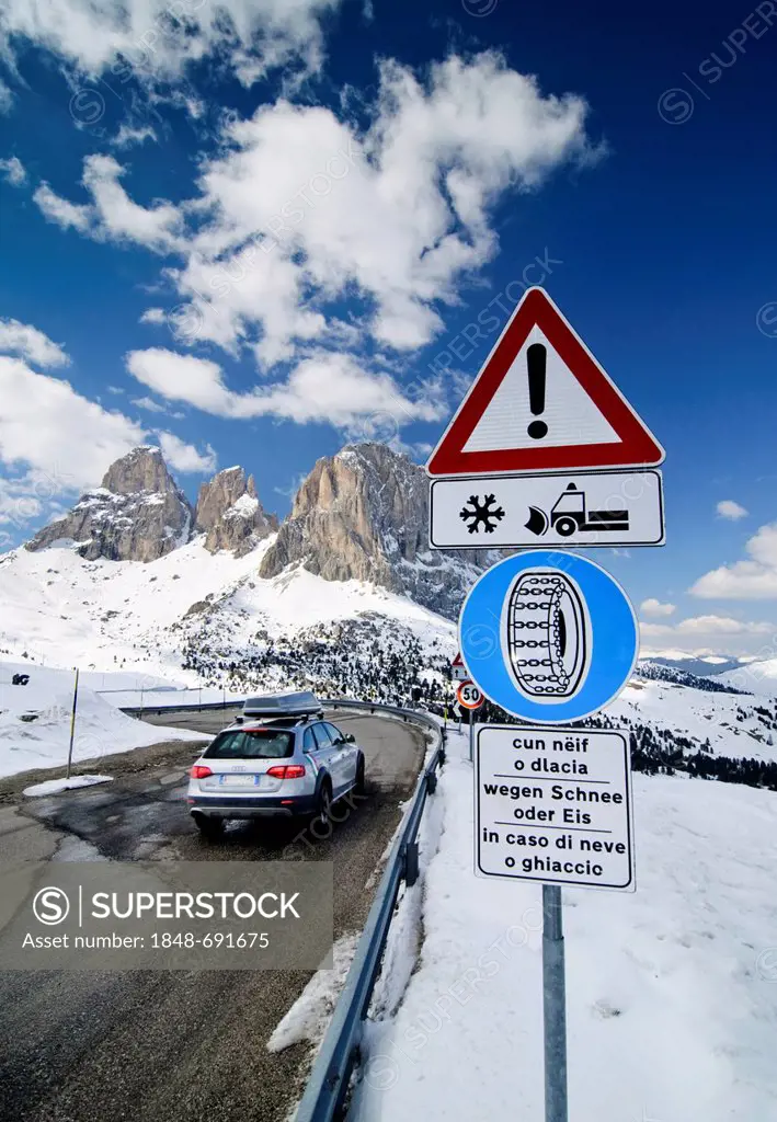 Traffic sign, warning, winter services, snow chains are mandatory in snow, in the back the Sassolungo group, Sella Pass, Tyrol, Italy, Europe